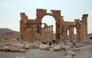 Tourists walk in the historical city of Palmyra, April 14, 2007. REUTERS/Nour Fourat/Files