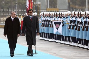 Qatari Crown Prince Sheikh Tamim bin Hamad bin Khalifa al-Thani (2ndL) and Turkish President Recep Tayyip Erdogan (L), walk past a guard of honor during an official welcoming ceremony prior to their meeting at the presidential palace in Ankara, Turkey, on December 19, 2014. AFP PHOTO / ADEM ALTAN