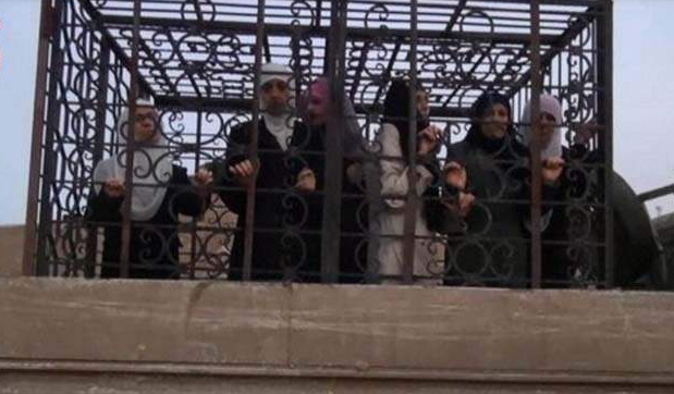 Syria Isis Put Caged Women On Roofs To Deter Russian Airstrikes