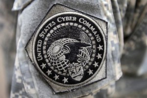 army-soldier-wears-united-states-cyber-command-patch