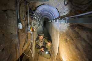An Israeli army officer gives explanations to journalists during an army organised tour in a tunnel said to be used by Palestinian militants for cross-border attacks, July 25, 2014. U.S. Secretary of State John Kerry pressed regional leaders to nail down a Gaza ceasefire on Friday as the civilian death toll soared, and further violence flared between Israelis and Palestinians in the occupied West Bank and Jerusalem. REUTERS/Jack Guez/Pool (CIVIL UNREST MILITARY POLITICS TPX IMAGES OF THE DAY CONFLICT) - RTR40580