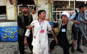 103908818_epa05437823_People_helps_an_injured_victim_after_a_suicide_bomb_attack_that_targeted_Hazara_protdst_aWORLD-large_trans++LfZdHPP_Jms68Nei_IBhrqoqZeSRwNEGY0QKaHxqBcM