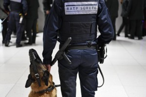 This photo taken on October 6, 2016 an RATP security officer and her dog during a large-scale control operation at the Gare du Nord train station in Paris. / AFP / CHRISTOPHE ARCHAMBAULT        (Photo credit should read CHRISTOPHE ARCHAMBAULT/AFP/Getty Images)