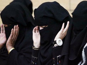 burqa-muslim-women-saudi-arabia-praying-reuters-640x480